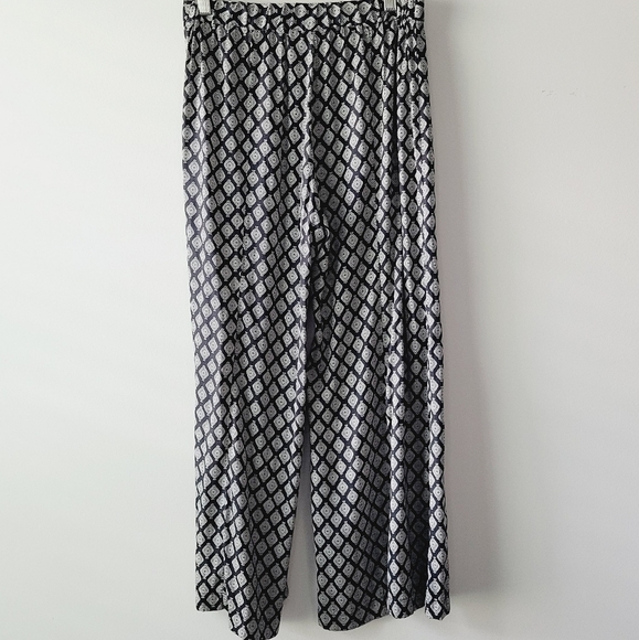 Anthropologie black and white capri with asymmetrical pattern - Picture 6 of 7